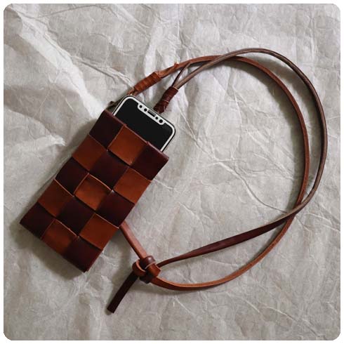 編むスマホポシェット